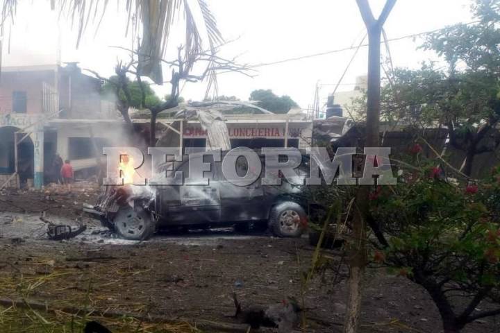 Estalló auto con conductor frente a cuartel en Michoacán