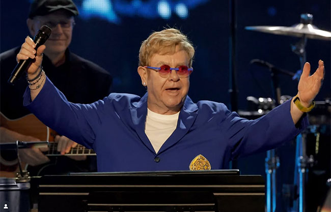 El cantante Elton John confirma que ha perdido, prácticamente, la vista