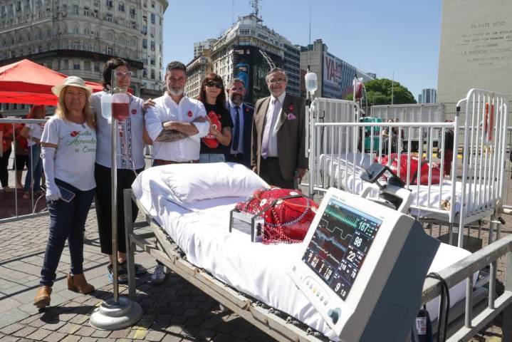 Golpe de realidad en el Obelisco: una obra que representa la espera eterna por un órgano