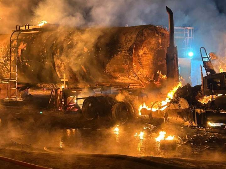 ¡Pánico en zona industrial de Altamira! Se incendia pipa con diésel