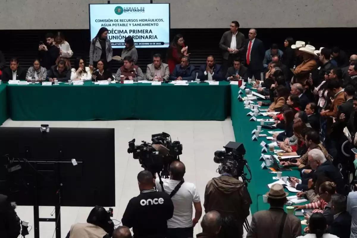 Aprobada la Ley de Aguas en comisiones: productores agrícolas protestan y alertan “simulación” en el Congreso