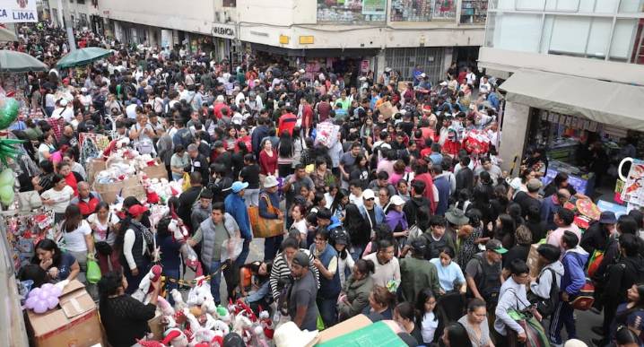 Cientos de personas acuden a Mesa Redonda para realizar sus compras navideñas (FOTOS)
