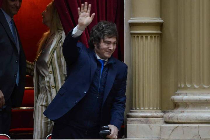 Cruce de cánticos en Diputados: Javier Milei se sumó al grito de “Libertad” durante la jura