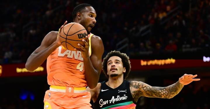 Shorthanded Spurs miss their rim protectors in loss to the Cavaliers