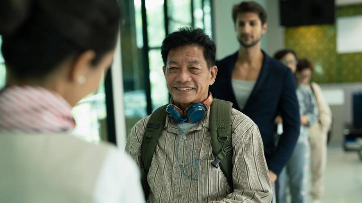 IndiGo staff's calm response to man even after facing angry passengers goes viral