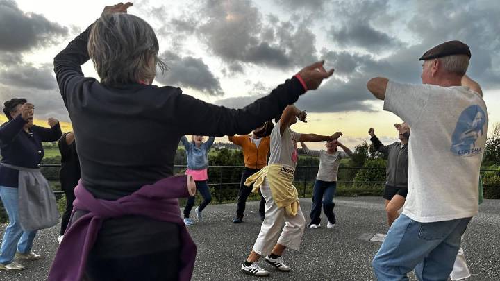 Cudillero, bailes y folclore frente a la basílica de Covadonga