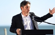 El gobernador Kicillof llega a Bahía para recorrer obras y participar de una entrega de viviendas