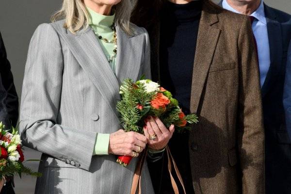 Amamos a Carlota Casiraghi con jersey de cuello de cisne y americana inaugurando una librería con su madre