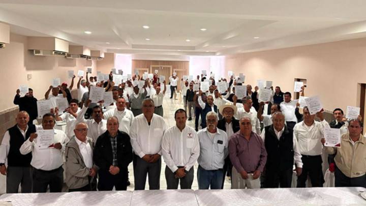 Entregan concesiones a taxistas de Nuevo Laredo