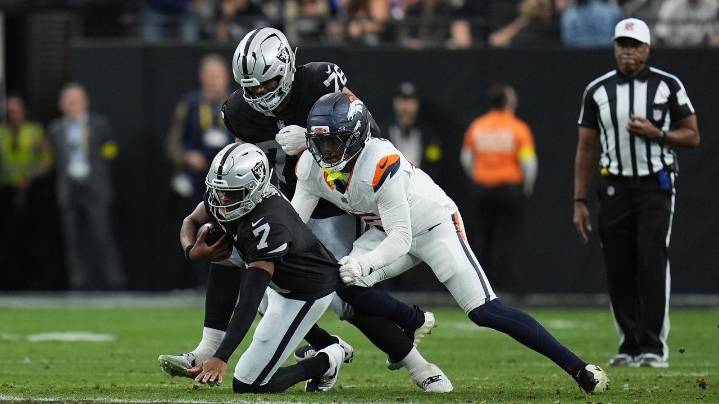 Raiders QB Geno Smith's status unclear after leaving game vs. Broncos with shoulder injury