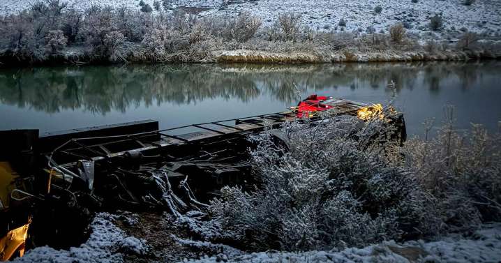 Engineers rescued after rockslide derails train in Colorado