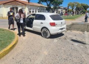 Indignante: un auto cayó en asfalto fresco sin señalizar