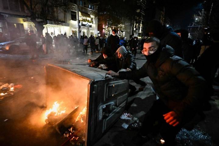 Gobierno de Bulgaria retira proyecto de presupuesto tras protesta masiva