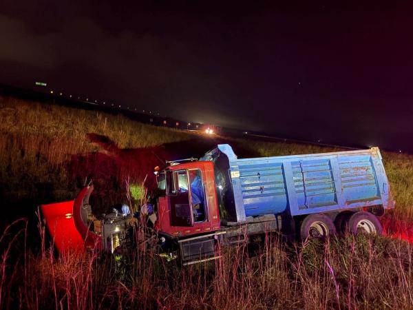 Hallan sin vida a chofer de torton en la autopista Tepic