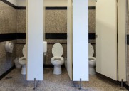 Un médico reveló cuál es el problema invisible de los baños públicos: “Pasa en la estación de tren y en el trabajo”