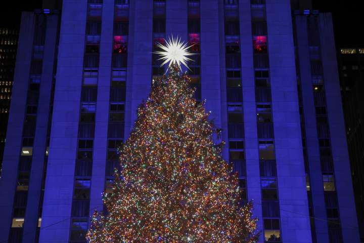 Nueva York ilumina famoso árbol navideño con villancicos de Marc Anthony y Michael Bublé
