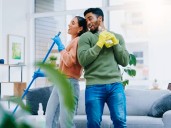 ¿Te gusta cantar mientras trabajas, te bañas o limpias? La ciencia confirma que mejora la salud