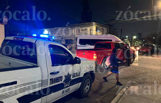 Omite alto y causa choque en Virreyes, reportan daños materiales