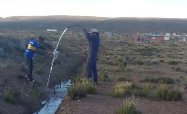 Llegó el agua a pista de atletismo de Paso de Indios