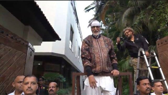 Emotional Amitabh Bachchan humbled by sea of fans outside his home Jalsa