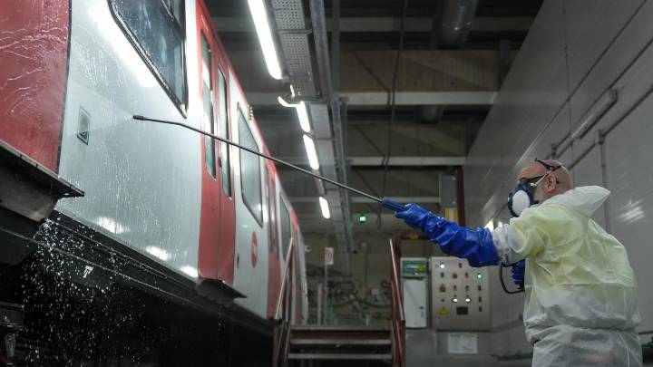 ¿Cuánto cuesta al Ayuntamiento de Barcelona borrar cada grafiti del Metro? Más que un sueldo mínimo