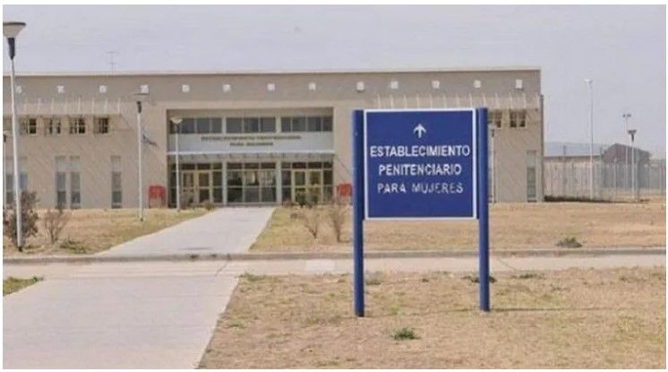 Ordenan detener a 10 guardiacárceles acusadas de golpear a un interno trans en Córdoba