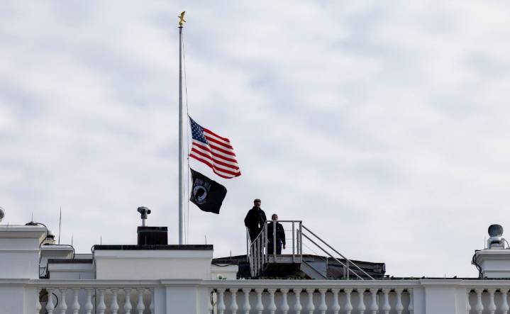 Trump ordena ondear a media asta las banderas de EU por guardia nacional que murió en tiroteo en Washington