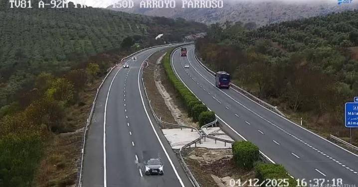 Reabierta al tráfico la A-92M en Antequera tras la retirada del camión accidentado que la mantuvo cortada 11 horas