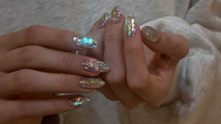 ¿Qué es el efecto Cardone? 5 diseños de uñas con glitter y brillo para rejuvenecer las manos en Fin de Año