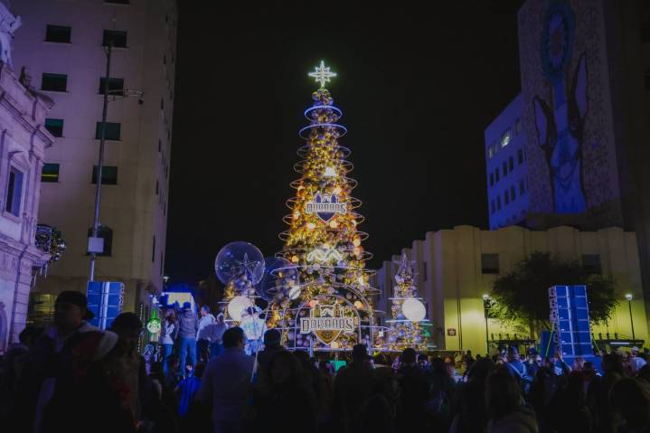 ¡Inicia la Navidad en Plaza de Armas! Marco Bonilla realiza tradicional encendido del árbol junto a familias chihuahuenses