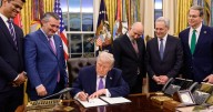 Trump firma decreto relacionado con la Inteligencia Artificial en EE.UU: ¿Qué regula el documento?