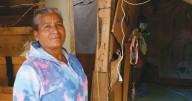 Con tres cobijas y una casa improvisada, María del Carmen y su familia enfrenta las bajas temperaturas en la invasión Mirador al sur de Hermosillo