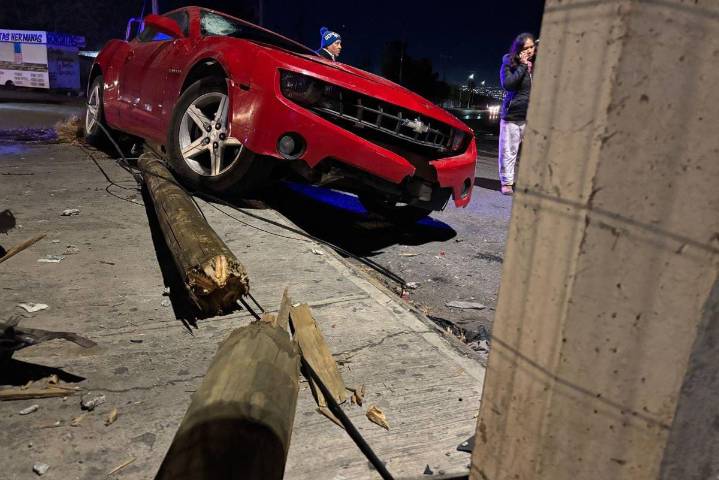 Auto deportivo derriba poste tras perder el control en Saltillo