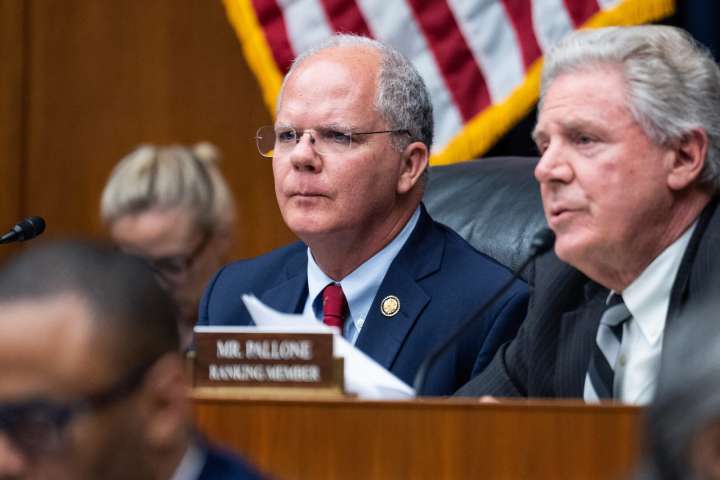 House panel approves broadband permitting overhaul