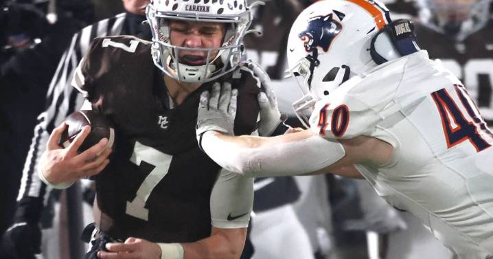 Mount Carmel inches away from Oswego to win Class 8A title