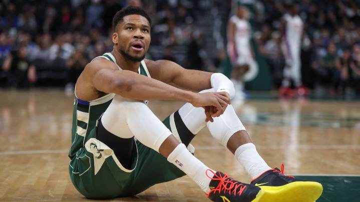 Antetokounmpo leaves Bucks' game with Pistons due to right calf strain
