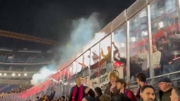 La afición del Eintracht la lía en el Camp Nou: bengalas, lanzamiento de objetos y mamparas rotas