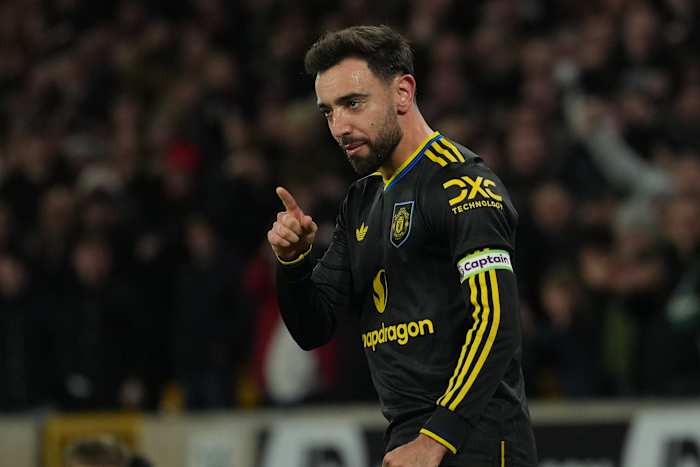 Two-goal Bruno Fernandes leads rampant Manchester United to 4