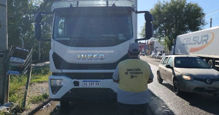 Cipolletti prohíbe estacionar a camiones en dos arterias clave de la ciudad