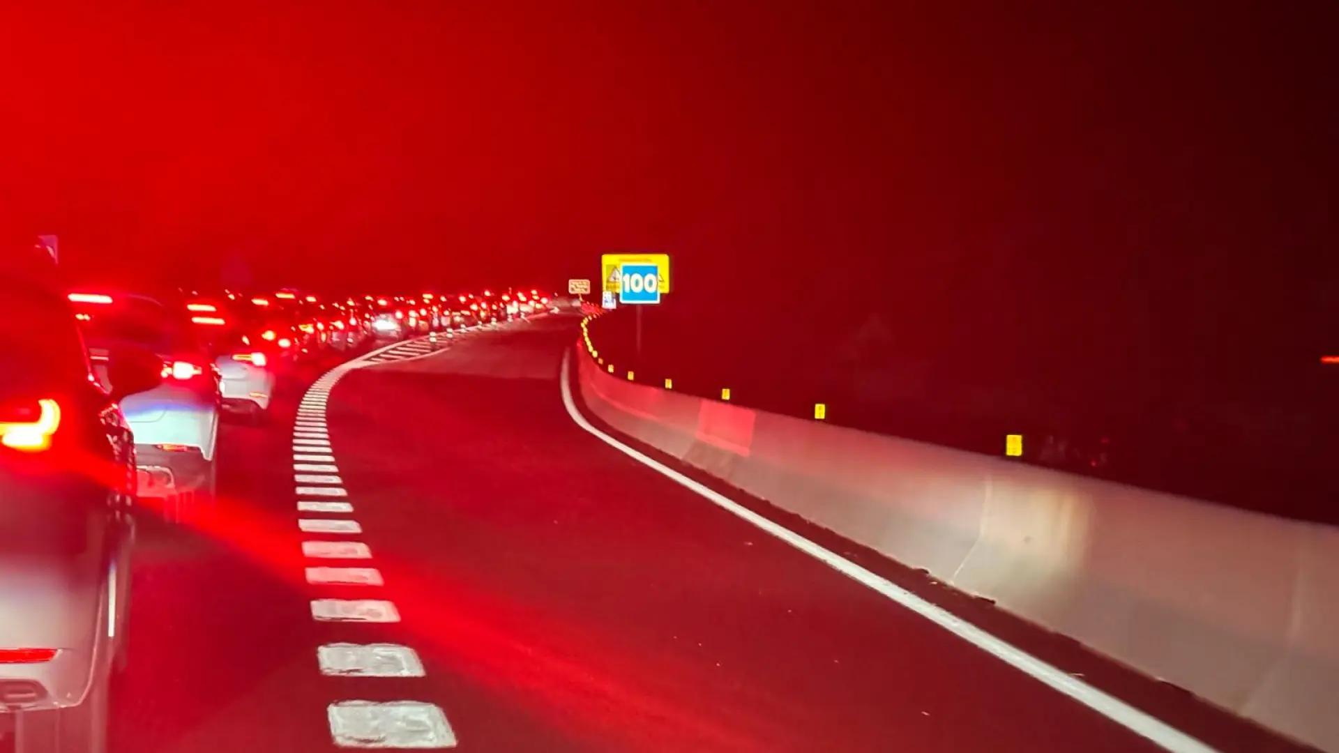 Primeras retenciones en Monrepós al inicio del puente de la Constitución