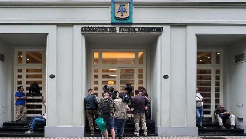 Argentina: allanan sede de la AFA y 18 clubes por una investigación de lavado de dinero