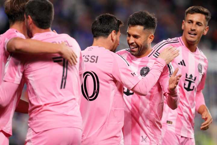 Lionel Messi celebra que los retiros de Sergio Busquets y Jordi Alba sean con el Inter Miami; festeja el trofeo en la MLS Cup