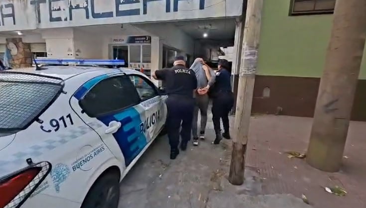 Retuvo a su pareja y sus dos hijos en un balcón durante una discusión