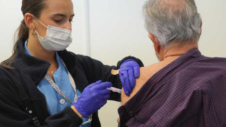 Cataluña fai obrigatorio o uso de máscara en centros sanitarios pola gripe