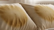 Cómo limpiar almohadas amarillas con un ingrediente que tenés en tu casa