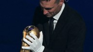 ¿Por qué Lionel Scaloni usó guantes blancos para llevar la Copa del Mundo?
