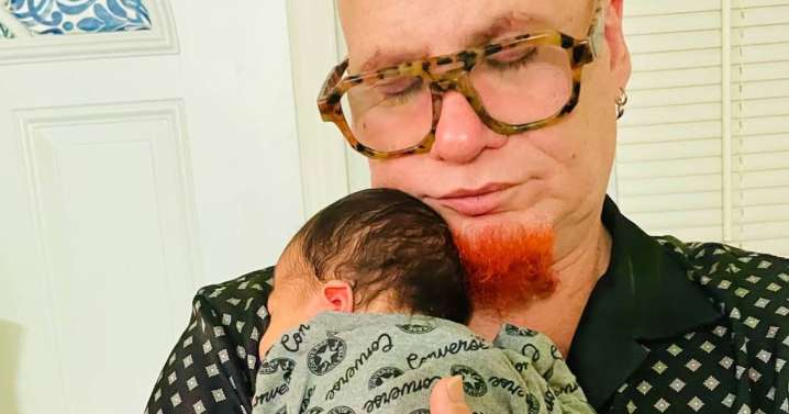 Kelvis Ochoa conmueve al anunciar su debut como abuelo con una tierna foto en redes