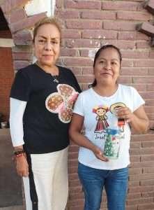 Cuicatecas aprenden a decorar botellas navideñas en taller gratuito