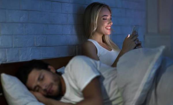 Esteban Rivas, psicólogo: "La infidelidedad empieza con el celular"