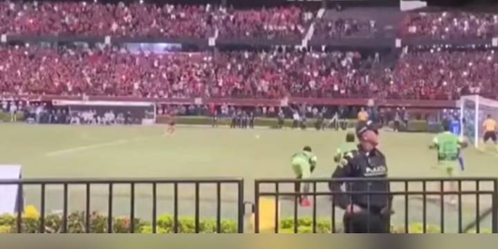 El policía que celebró en silencio la definición de penales que le dio el ascenso a la primera división del fútbol colombiano al Cúcuta Deportivo